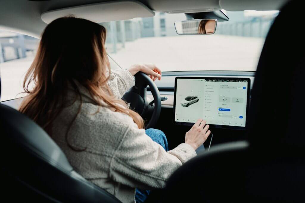 Tesla Model Y салон 1024x683 - Электромобиль возглавил продажи в Европе? - Устуги СТО novosti