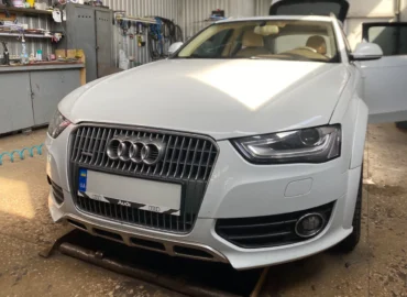 Чистка дренажей и обслуживание панорамной крыши Audi A4. Чищення дренажної системи й обслуговування панорамного даху Audi A4