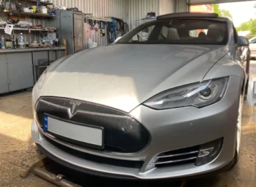 Чистка и обслуживание панорамной крыши Tesla Model S