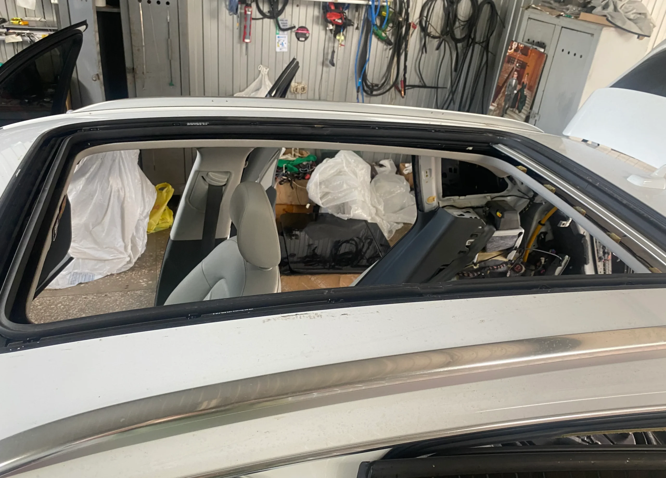 IMG 3689 преобразовано из JPG scaled - Заміна панорамного даху Audi Q5 - Устуги СТО novosti, obsluhovuvannya-avtomobilei